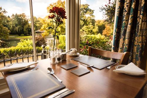 巴克斯顿Roseleigh的一张餐桌,享有窗户的景色