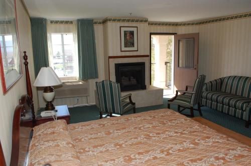 阿马戈萨山谷朗斯特里特赌场汽车旅馆的酒店客房配有一张床和一个壁炉。