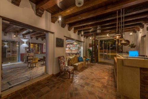 卡塔赫纳卡塔赫纳盖瑟马尼酒店的餐厅设有大堂、酒吧和椅子