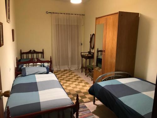 扎哈拉Villa Marisa的一间卧室配有两张床和梳妆台。