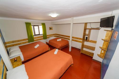 库斯科库斯科旅舍的小房间设有两张床和电视