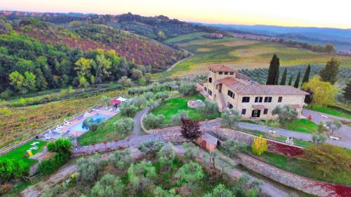 奎尔斯格罗萨La Loggia - Villa Gloria -Adults Only的山丘上房屋的空中景致