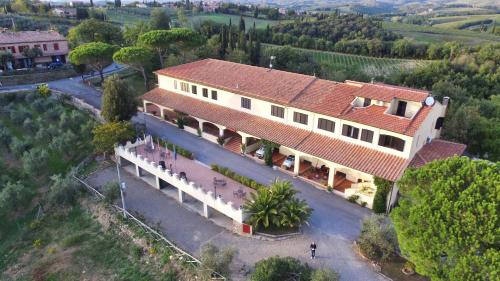 奎尔斯格罗萨La Loggia - Villa Gloria -Adults Only的享有庭院的大房子的空中景色