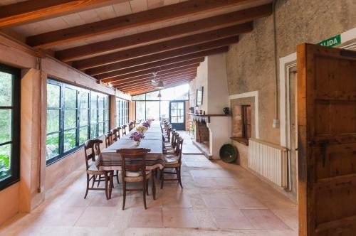 锡内乌萨卡萨罗特加酒店的长长的用餐室配有长桌子和椅子