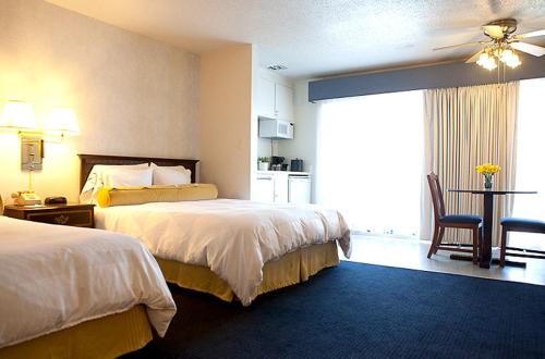 阿拉米达珊瑚公寓套房酒店的酒店客房带两张床和厨房