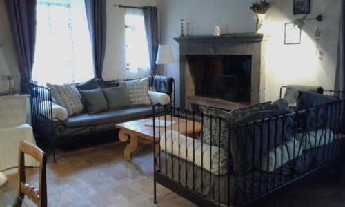 巴尼奥雷焦奇维塔度假屋的带沙发和壁炉的客厅