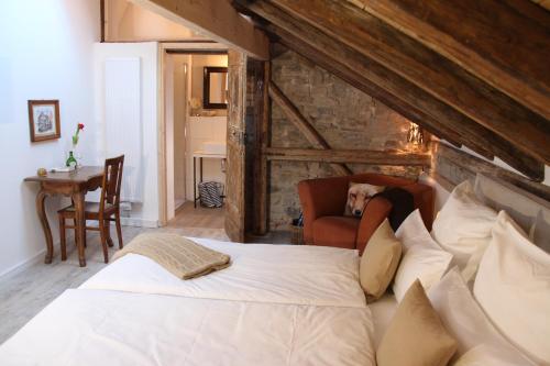 索梅劳森Weinhotel Oechsle & Brix的一间卧室配有一张床、一把椅子和一张桌子