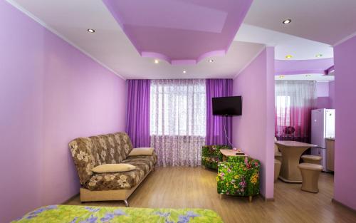 Apartment Comfort Tsiolkovskogo 57的休息区