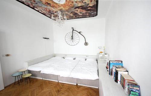 维也纳米莱尔公寓的卧室配有一张床,墙上有自行车