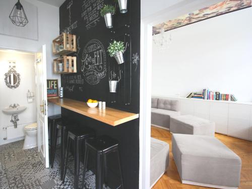 维也纳米莱尔公寓的厨房设有黑色墙壁和柜台