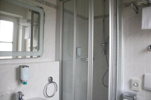 安达赫治贝肯勒内精品酒店的带淋浴、盥洗盆和镜子的浴室