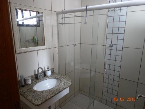 伊达贾伊Pousada Casa Verde - quartos individuais - smart tv 32 - e banheiro privativo的一间带水槽和淋浴的浴室