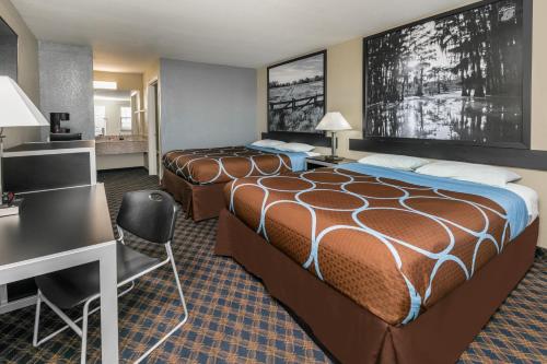 阿林顿阿灵顿AT&T体育场附近速8汽车旅馆的酒店客房配有两张床和一张书桌