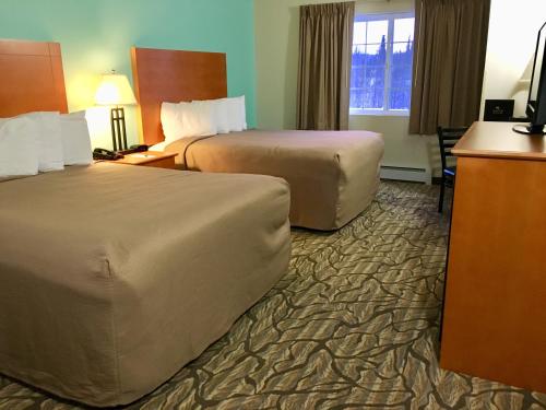 索尔多特纳阿斯彭酒店的酒店客房配有两张床和一张书桌