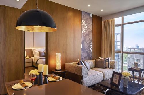 新加坡Ascott Orchard Singapore的客厅配有沙发和桌子