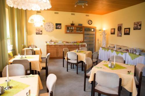 多瑙河畔迪林根加尼特鲁姆酒店的一间在房间内配有桌椅的餐厅