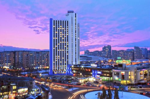基辅旅游度假酒店的城市天际线,夜晚有高楼