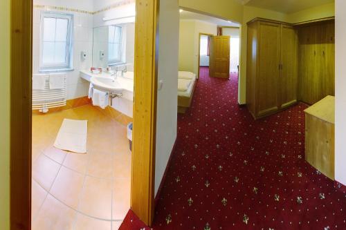 Kirchheim im Innkreis菲林茵维尔特尔酒店的一间带水槽和卫生间的大浴室
