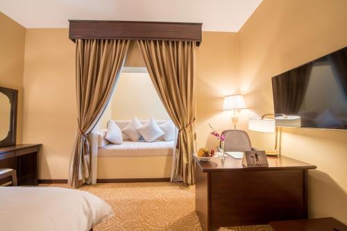 利雅德利雅得梅利莎酒店的酒店客房设有床和窗户。