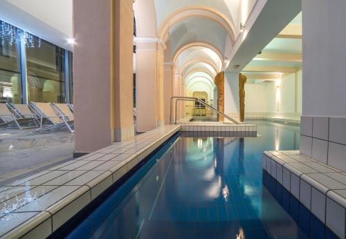 罗加斯卡斯拉提纳Grand Hotel Rogaška Premium的蓝色建筑中的游泳池