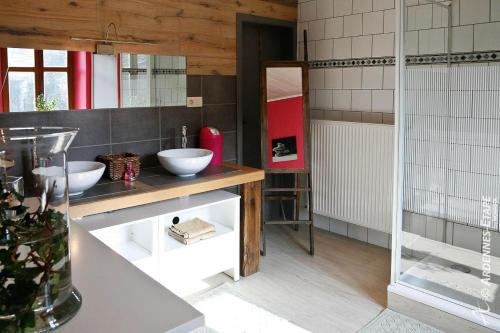雅莱尚特里尔度假屋的浴室设有2个水槽和镜子