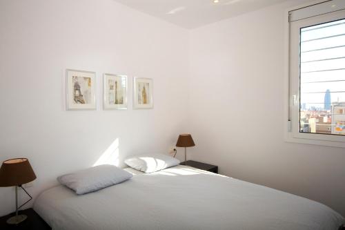 巴塞罗那Sant Pau Terraces Apartments的白色的卧室设有床和窗户