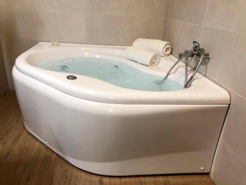 恩佩多克莱港Hotel Riviera Palace的浴室设有白色浴缸。