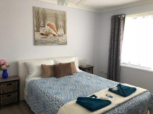 玛志洛河上贝兹酒店的一间卧室配有一张床,上面有两条毛巾