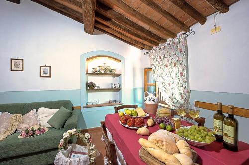 MontelopioMontelopio by PosarelliVillas的客厅配有餐桌和食物