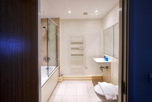 史云顿派拉蒙，斯温顿公寓的带淋浴、卫生间和盥洗盆的浴室