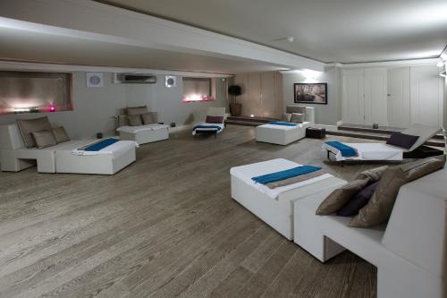 基督城Harbour Hotel & Spa Christchurch的大型客厅配有白色沙发和家具