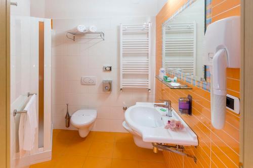阿尔巴·阿德里亚蒂卡Hotel Excelsior的浴室配有白色水槽和卫生间。
