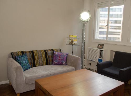 布宜诺斯艾利斯Apartamento La Diagonal的客厅配有沙发和桌子