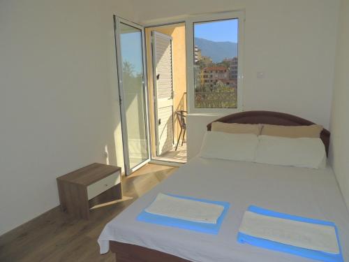 布德瓦Guest House Jelena的一间卧室设有一张床和一个大窗户