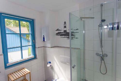PutgartenFerienwohnung Rügen-Freiheit的带淋浴的浴室,配有窗户和玻璃门