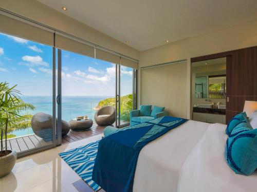 卡马拉海滩Villa Samira by Elite Havens的一间卧室配有一张床,享有海景
