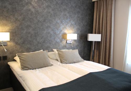 Hotell Rättvik客房内的一张或多张床位