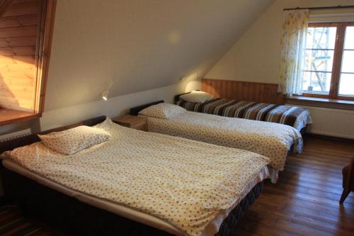 HaeskaTuulingu Guest House at Matsalu National Park的一间卧室,配有三张床
