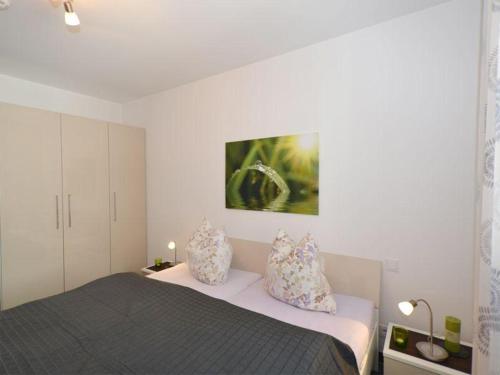 巴贝Ferienwohnung-Adlerhorst的一间卧室配有一张带两个枕头的床