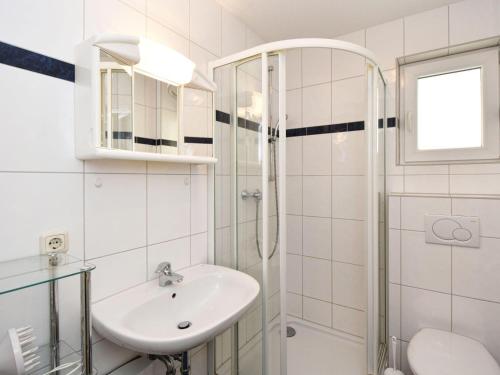巴贝Ferienwohnung-1a-7的白色的浴室设有水槽和淋浴。