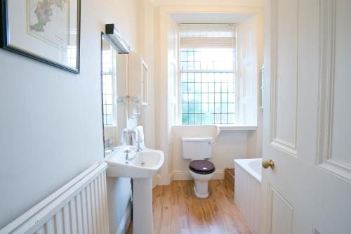 梅尔罗斯Eildonside的白色的浴室设有卫生间和水槽。