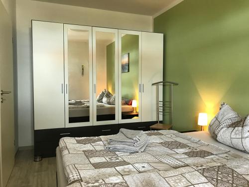 StahlbrodeFerienwohnungen am Hafen的一间卧室配有一张大床和镜子