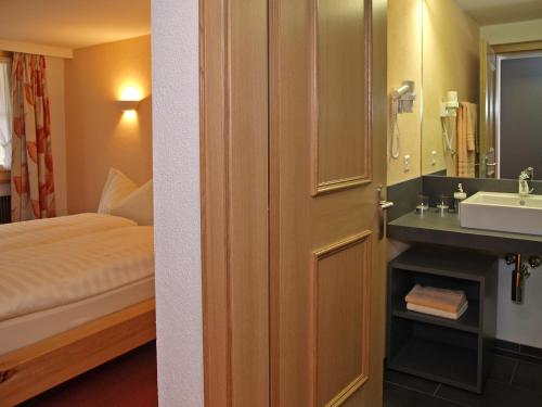 布里恩茨斯戴恩贝克酒店的门旁带床和水槽的浴室