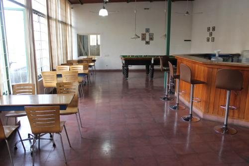 海得拉巴Deccan Comforts的配有桌椅和台球桌的房间