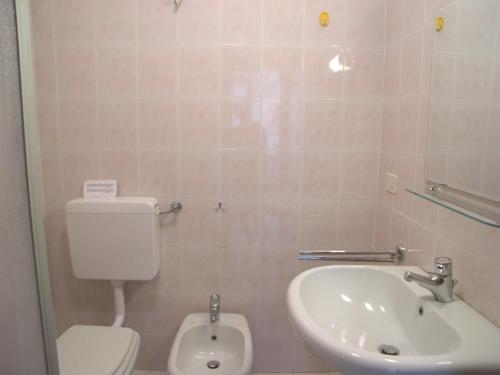 格拉多Villa Gradenigo的一间带卫生间和水槽的浴室