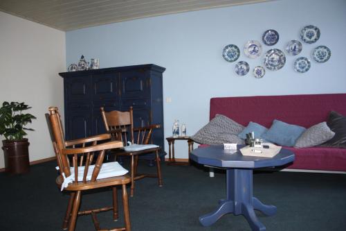 BerghemLogerenbijonsz的客厅配有沙发和桌椅
