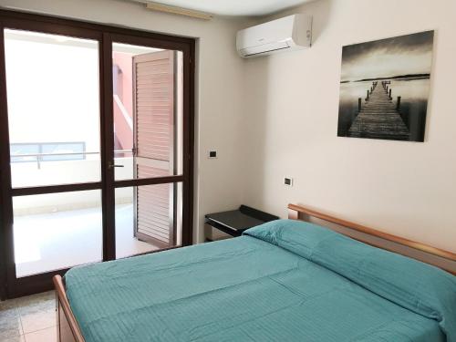格拉多Villa Dora的一间卧室设有一张床和一个大窗户