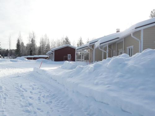 
冬天的Ristijärven Pirtti Cottage Village
