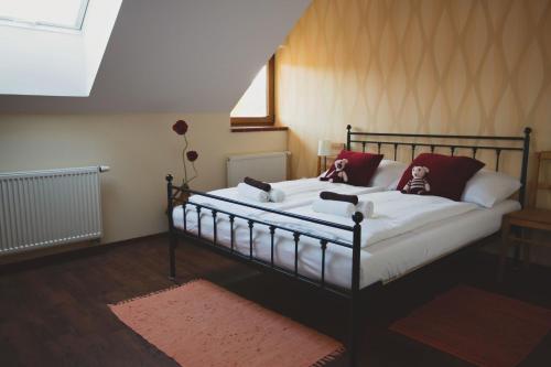 克拉托维Statek česká lípa Myslovice的一间卧室配有红色枕头的床