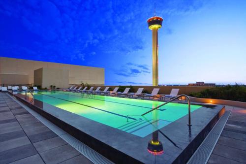 圣安东尼奥Grand Hyatt San Antonio River Walk的一座塔楼建筑屋顶上的游泳池